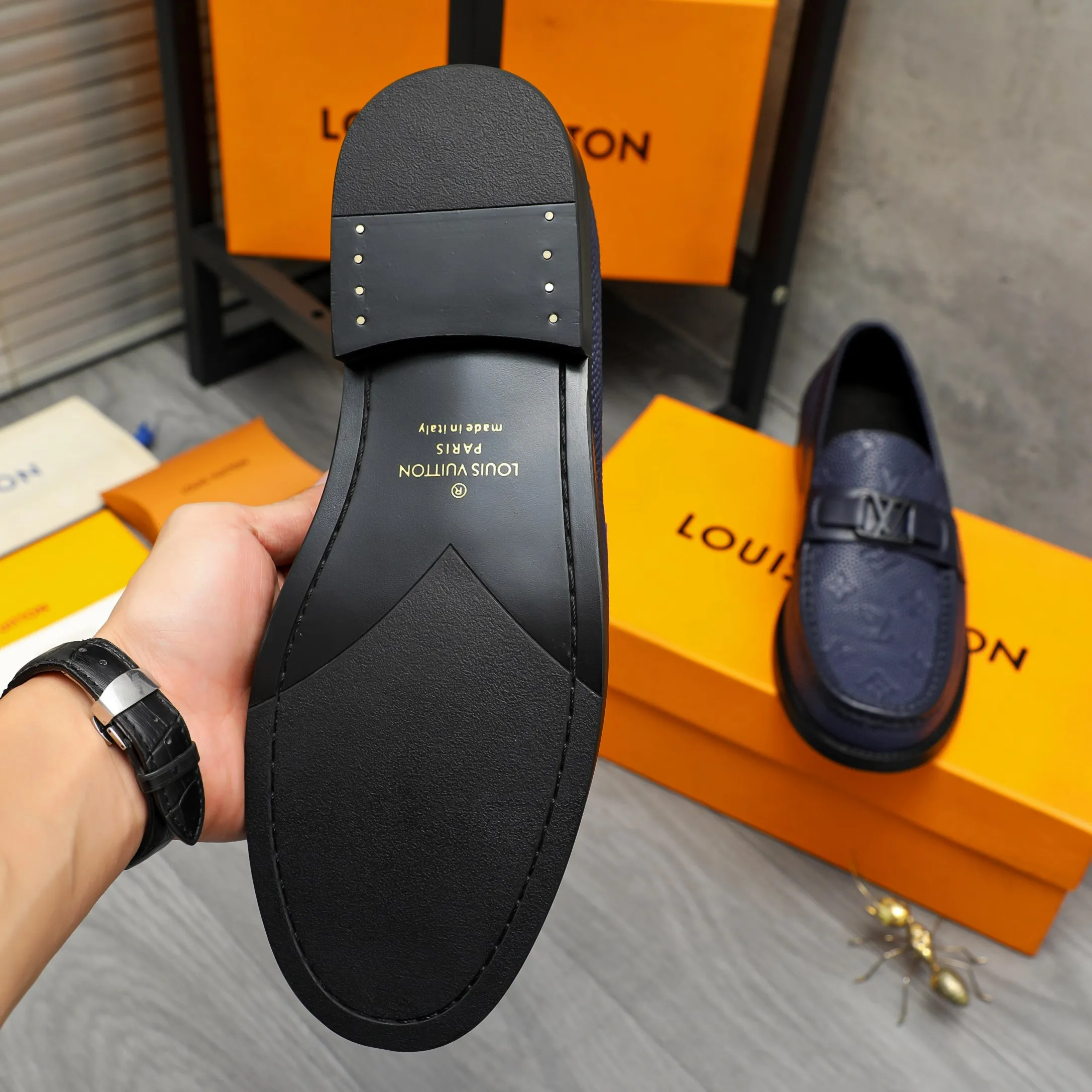 Men's shoes 💰420 Product trademark: LV "Louis Vuitton" business slip-on leather shoes Regular size: 38-45 (45 is custom-made and non-returnable) Product materials: Selected grain embossed cowhide upper, cowhide lining, original outsole